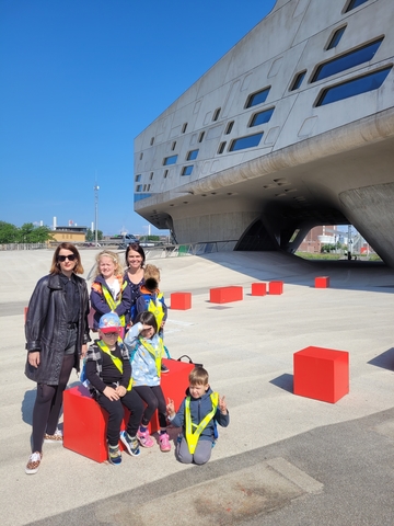 Die Kindergartenkinder besuchen das Phaeno.