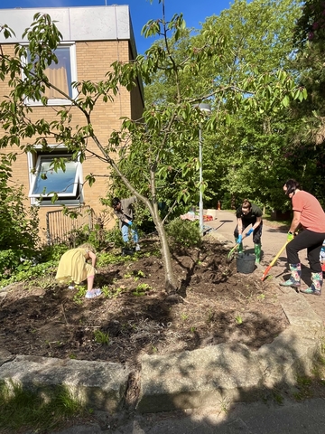 Die Eltern helfen im Garten