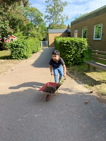 Die Eltern helfen im Garten