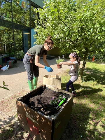 Die Eltern helfen im Garten