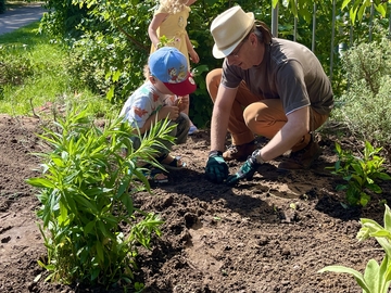 Die Eltern helfen im Garten