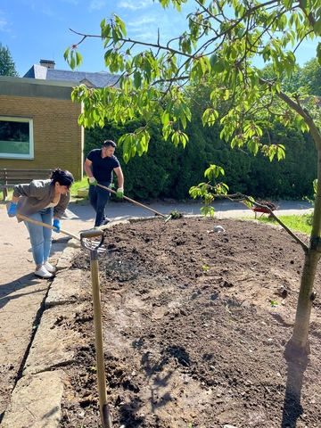 Die Eltern helfen im Garten