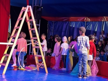 Die Schüler des LBZH bei der Zirkusaufführung