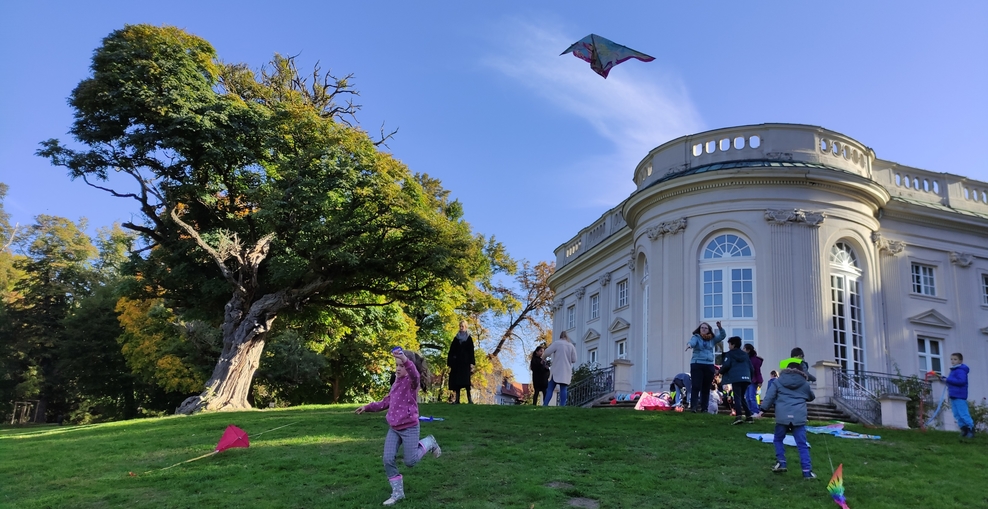 Die Schülerinnen und Schüler haben sehr viel Spaß beim Drachensteigen