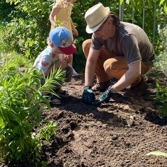 Die Eltern helfen im Garten